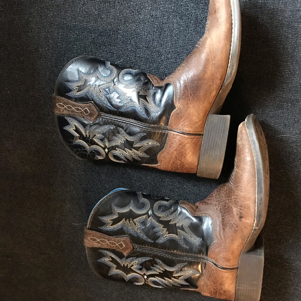 Kids Ariat boots size 2